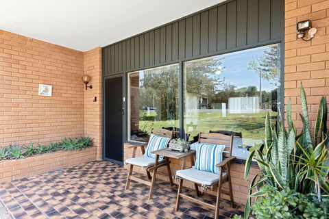 Fi's Beach House - e-Seniors 1