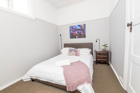 Five Ways CBD Apartment - Spacious, Wifi, Free Parking - e-Seniors 1