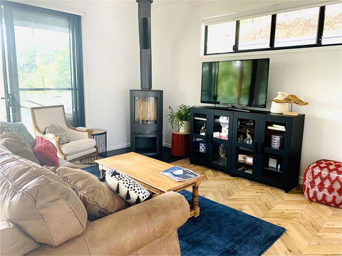 Fletchers Ridge Brand New Luxury Guest House - e-Seniors 2