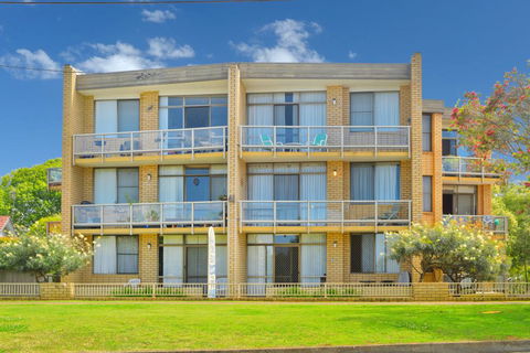 Flynns Beach Apartments 4, 41 Pacific Drive - e-Seniors 3