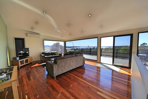 Georges Bay Luxury - e-Seniors 0