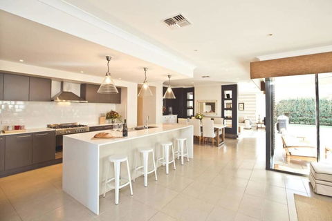 Getaway On Poplars - Comfortable And Well-appointed - e-Seniors 0