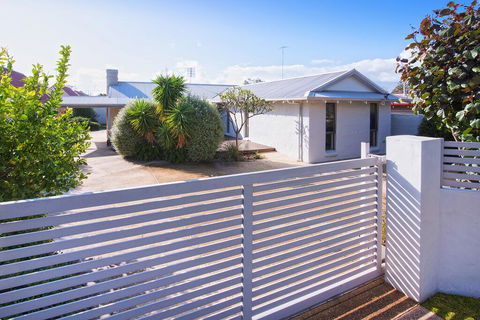GIFFORD HOUSE - e-Seniors 0