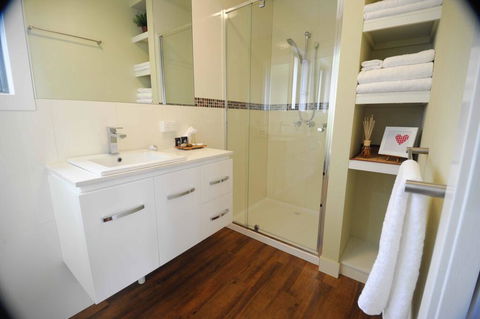Gisborne Peak Winery Cottages - e-Seniors 3