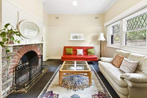 GlenIris Beautiful 6BedderFamily House+2Bath+Pool - e-Seniors 0