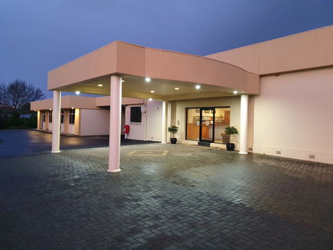 Golden Chain Tower Motor Inn - e-Seniors 2