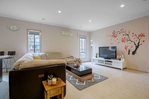 Gorgeous 4BR Home In Point Cook - e-Seniors 0