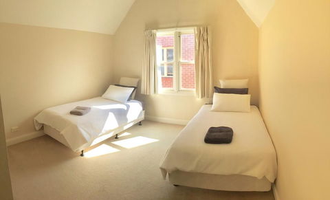 Heart Of Geelong Entire Townhouse Sleeps 8 - e-Seniors 2