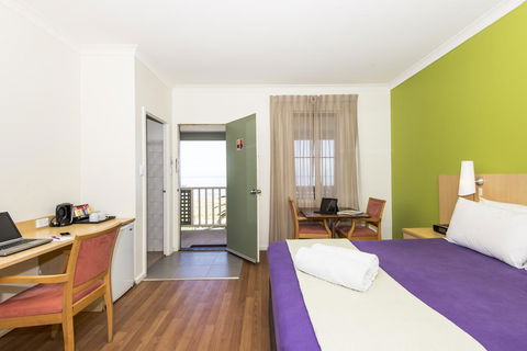 Hedland Hotel - e-Seniors 3