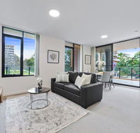 HomeHotel walking distance to Train and Westfield. - e-Seniors