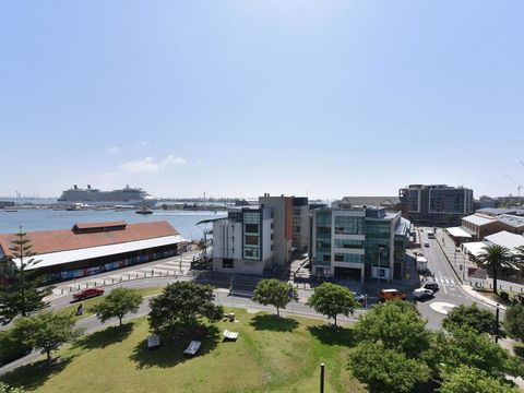 Honeysuckle Haven - Harbour Facing + Walk To Restaurants - e-Seniors 0