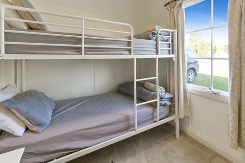 Katisha Cottage - Pet Friendly And Close To Town - e-Seniors 1