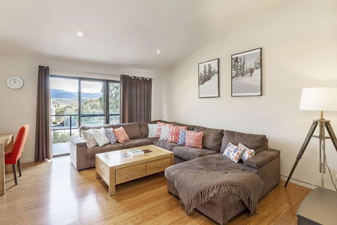 Khione 1 - Modern & Spacious With Views Towards Lake Jindabyne & The Mountains Beyond - e-Seniors 2