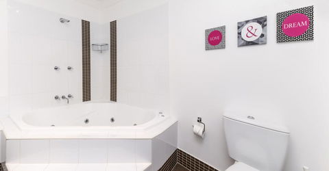 Khione 1 - Modern & Spacious With Views Towards Lake Jindabyne & The Mountains Beyond - e-Seniors 3