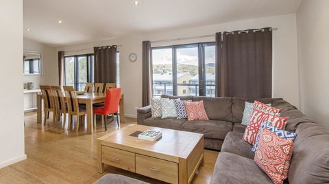 Khione 1 - Modern & Spacious With Views Towards Lake Jindabyne & The Mountains Beyond - e-Seniors 1