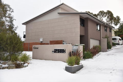 Khione 1 - Modern & Spacious With Views Towards Lake Jindabyne & The Mountains Beyond - e-Seniors 0