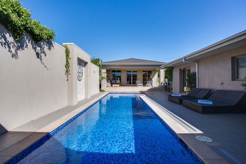 Kraimorie Large Family Beach House With Pool, Superb Water Views, Pool, And Games Room - e-Seniors 1