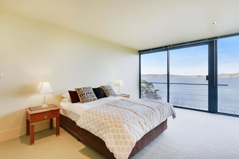 Kylakin - Derwent River, Waterfront Views, Tennis Court, Foxtel - e-Seniors 3