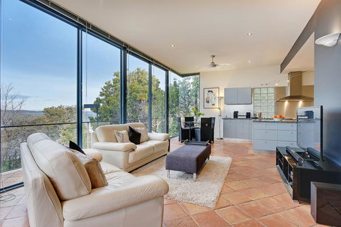 Kylakin - Derwent River, Waterfront Views, Tennis Court, Foxtel - e-Seniors 1