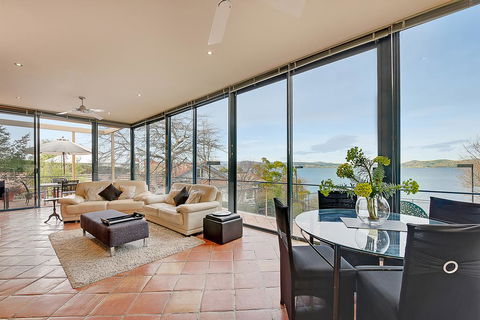 Kylakin - Derwent River, Waterfront Views, Tennis Court, Foxtel - e-Seniors 0