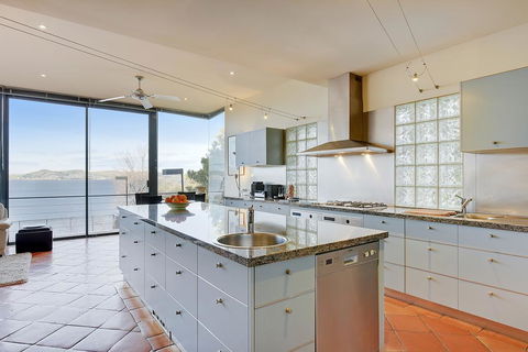 Kylakin - Derwent River, Waterfront Views, Tennis Court, Foxtel - e-Seniors 2