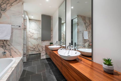 Lake Views, Central CBD Location//FREE WIFI+NETFLIX - e-Seniors 3
