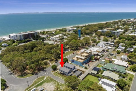 LAVISH BEACH HOUSE ON THE SURF SIDE! - e-Seniors 0