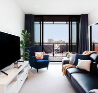 Luxe Apartment Five Minutes From Airport and City - e-Seniors