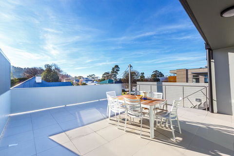 Luxurious Apartment, A Stones Throw From The Beach - e-Seniors 3