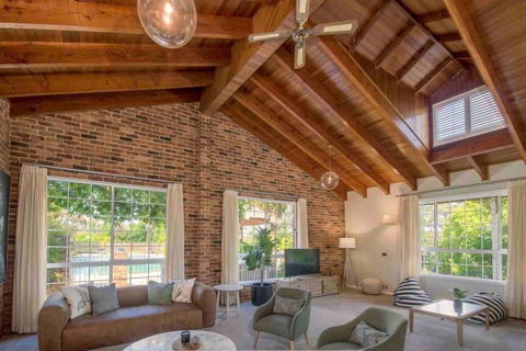 Luxurious Home On 5 Acres, Close To CBD - Sleeps 18 - e-Seniors 0