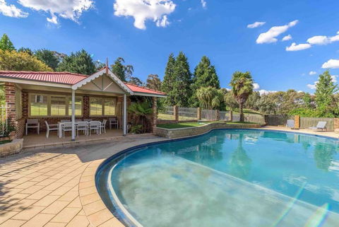 Luxurious Home On 5 Acres, Close To CBD - Sleeps 18 - e-Seniors 1
