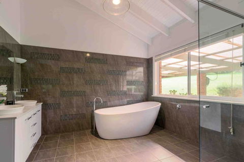 Luxurious Home On 5 Acres, Close To CBD - Sleeps 18 - e-Seniors 3