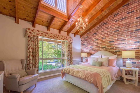 Luxurious Home On 5 Acres, Close To CBD - Sleeps 18 - e-Seniors 2