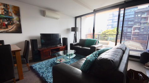 Luxurious With Free Parking & Wi Fi - e-Seniors 1