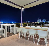 Luxury Darwin City Lights Jacuzzi Central Location Large House New Furnishings - e-Seniors