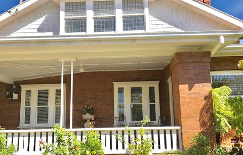 LUXURY IN THE ABSOLUTE HEART OF THE CBD - e-Seniors 1