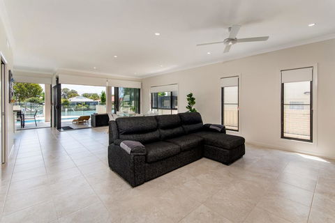 Luxury Waterfront Family Entertainer On Dolphin - e-Seniors 3