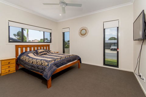 Luxury Waterfront Family Entertainer On Dolphin - e-Seniors 2