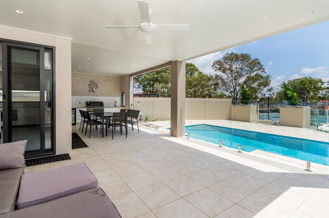 Luxury Waterfront Family Entertainer On Dolphin - e-Seniors 1