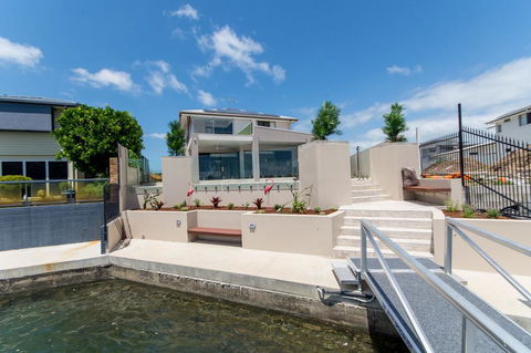 Luxury Waterfront Family Entertainer On Dolphin - e-Seniors 0