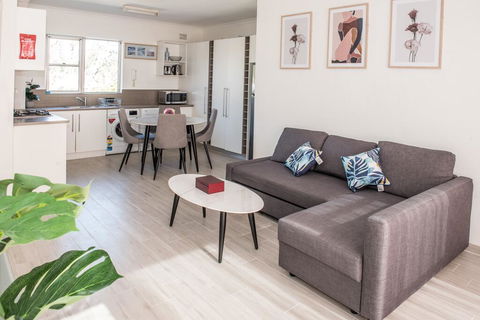 Manly 2 Stay Holiday Apartments - e-Seniors 0