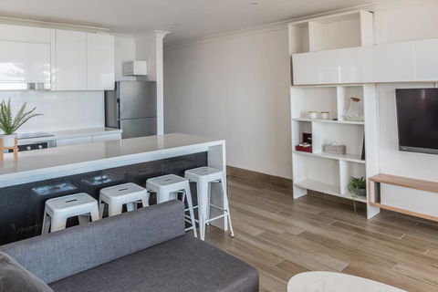 Manly Beachfront Apartment - e-Seniors 2