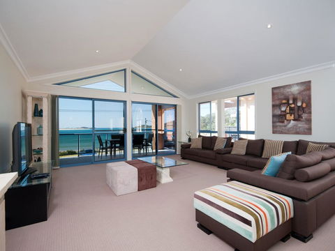 Marine Dr 2/68 - Fingal Bay - e-Seniors 3