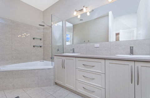 Merri Place - e-Seniors 3