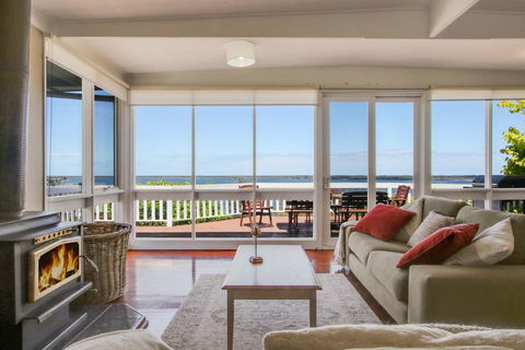 Metung Lake House - e-Seniors 1