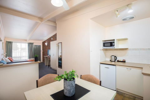 Mid City Motel And Apartments - e-Seniors 2