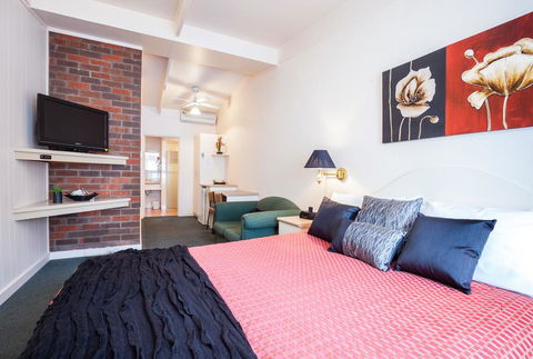 Mid City Motel And Apartments - e-Seniors 1