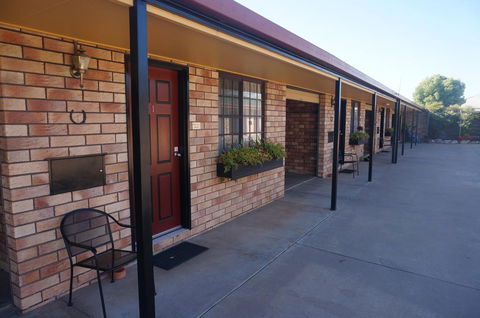Miles Outback Motel - e-Seniors 2