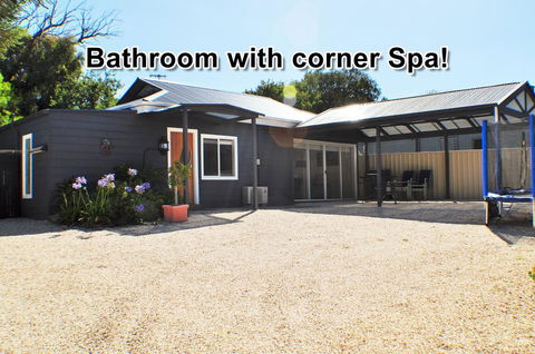 MODERN & LUXURIOUS WITH SPA BATH! - e-Seniors 0