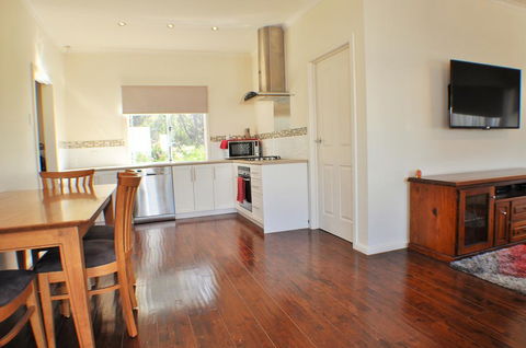 MODERN & LUXURIOUS WITH SPA BATH! - e-Seniors 1